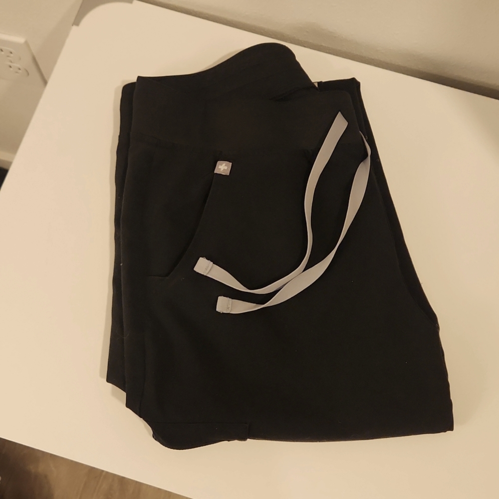 COPY - (1) FIGS Zamora Black Joggers Size M